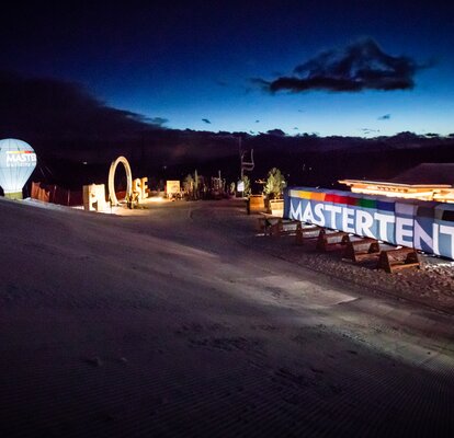 Il rifugio "La Finestra" è decorato con il gonfiabile MASTERTENT il quale è illuminato.