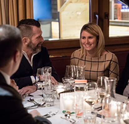 La squadra MASTERTENT La direttrice delle vendite è seduta al tavolo con i venditori durante una conversazione.