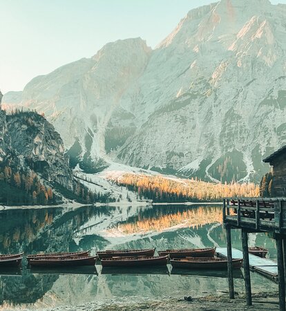 Lago di Braies con la baita e le barche. Nello sfondo le montagne.