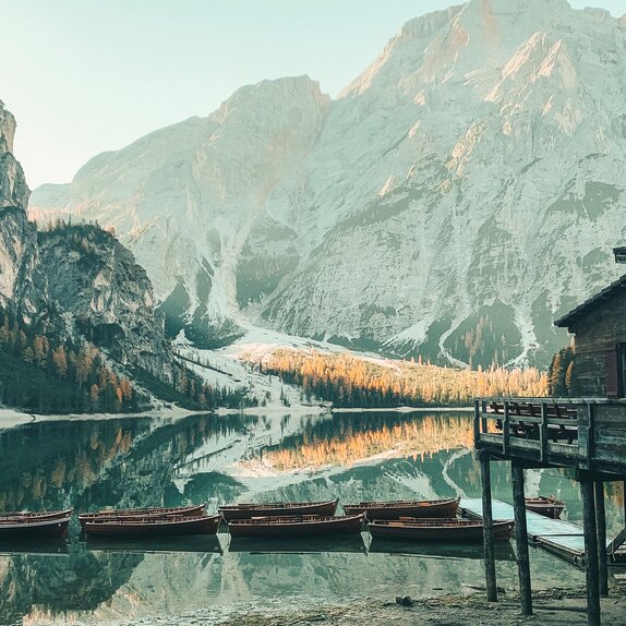 Lago di Braies con la baita e le barche. Nello sfondo le montagne.