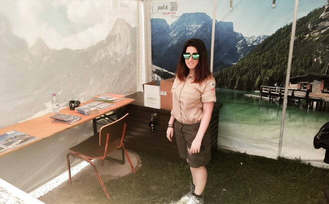 Elisa from the tourism association Braies Valley is standing under a MASTERTENT gazebo. 