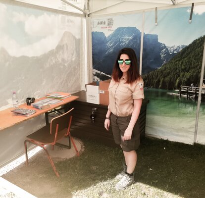 Elisa dell´associazione turistica Braies si trova sotto il gazebo pieghevole MASTERTENT.