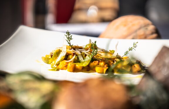 Ein weißer Teller mit einer Delikatesse von Südtirol Kocht.  | © Martin Corradini