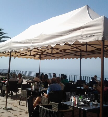 Terrassenüberdachung mit einem Faltpavillon auf Teneriffa.