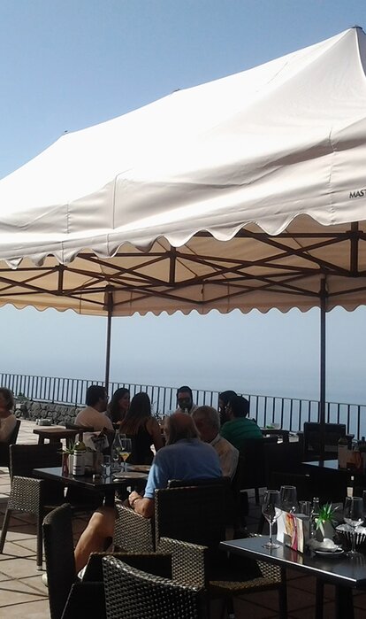 Copertura di un terrazzo con dei gazebo pieghevoli a Teneriffa.