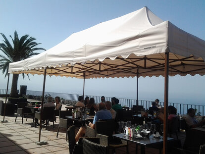 Copertura di un terrazzo con dei gazebo pieghevoli a Teneriffa.