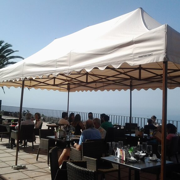 Copertura di un terrazzo con dei gazebo pieghevoli a Teneriffa.