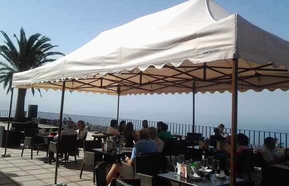 Terrassenüberdachung mit einem Faltpavillon auf Teneriffa.