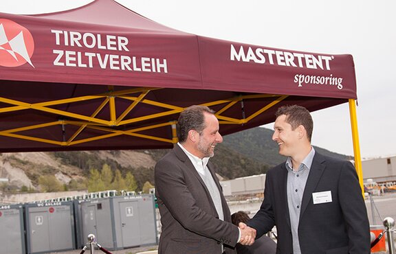 Der Geschäftsführer von MASTERTENT Österreich schüttelt die Hände mit dem Geschäftsführer von der Firma Tiroler Zeltverleih.