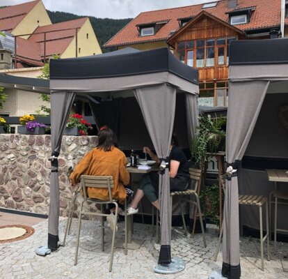 Zwei Faltzelte mit Lodenüberzug sind als Gastronomiezelte im Einsatz. 