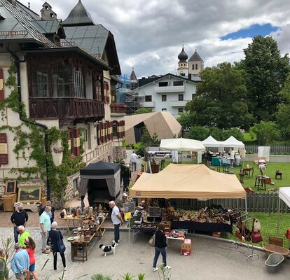 Faltzelte auf dem Kunstmarkt Ein beiges Faltzelt der Größe 6x4m und ein Faltzelt mit Lodenüberzug der Grüße 1,5x1,5m von Mastertent stehen auf den Marktplatz eines Kunstmarktes.