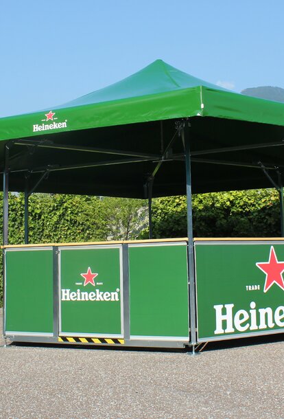 Güner 6-Eck Bierpavillon für Heineken. Der Bierpavillon steht auf einem Platz.