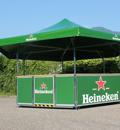 Güner 6-Eck Bierpavillon für Heineken. Der Bierpavillon steht auf einem Platz.