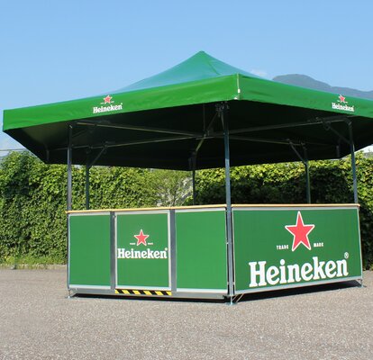 Güner 6-Eck Bierpavillon für Heineken. Der Bierpavillon steht auf einem Platz.