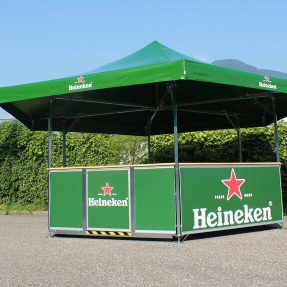 Güner 6-Eck Bierpavillon für Heineken. Der Bierpavillon steht auf einem Platz.