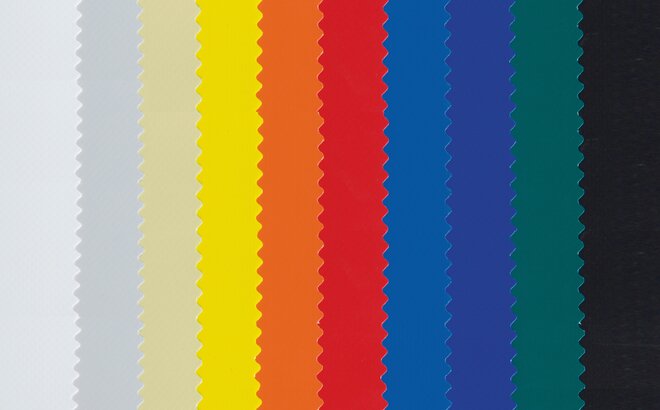 I campioni di stoffa per il chiosco - da sinistra a destra: bianco, grigio chiaro, ecru, giallo, arancione, rosso, blu chiaro, blu scuro, verde, nero.