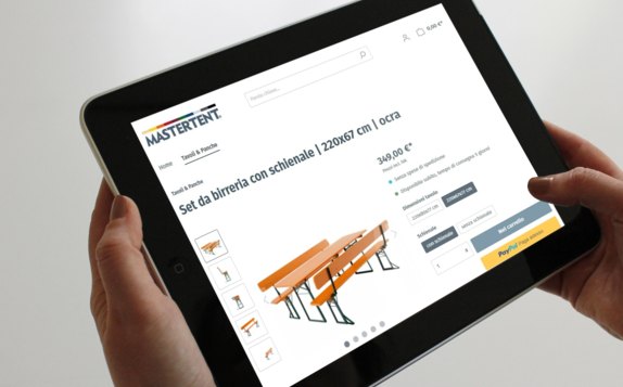 Il negozio online è aperto sul tablet.
