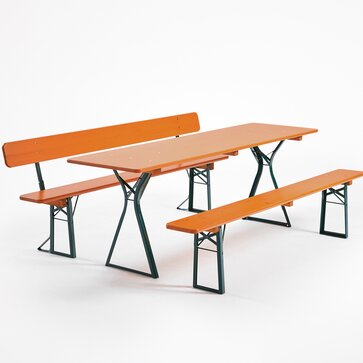 Il classico set da birreria composto da un tavolo con spazio per le gambe, una panca con schienale e una classica panca.
