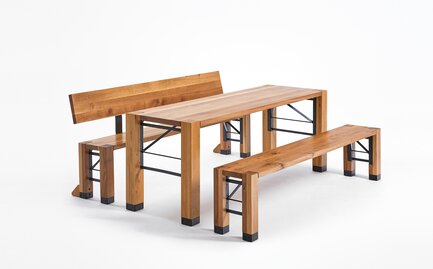 Bierzeltgarnitur in Massivholz bestehend aus einem Tisch, einer Bank mit Rückenlehne und einer Bank ohne Rückenlehne. 