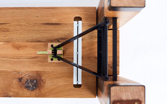 Detailed view of the base frame of the beer table set Lago.