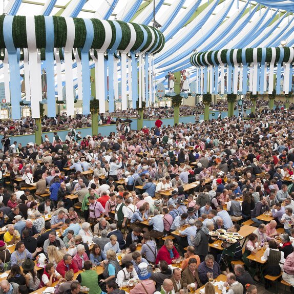 Oktoberfest-Besucher feiern im Ochsenbraterei Festzelt auf dem Oktoberfest.