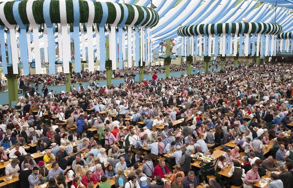 Oktoberfest-Besucher feiern im Ochsenbraterei Festzelt auf dem Oktoberfest.