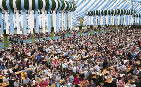 Oktoberfest-Besucher feiern im Ochsenbraterei Festzelt auf dem Oktoberfest.