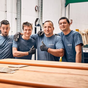 5 fleißige Produktionsmitarbeiter mit CI-blauen T-Shirts von MASTERTENT 