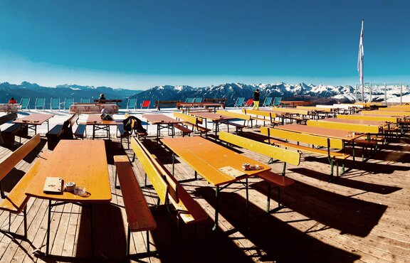 Die Biertischgarnituren stehen auf der Gitschhütte auf der Terrasse. Es ist Winter.