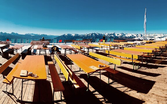 Die Biertischgarnituren stehen auf der Gitschhütte auf der Terrasse. Es ist Winter.