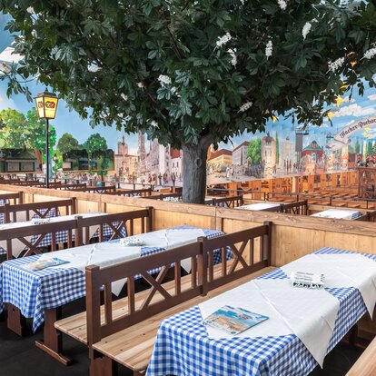 Sondergarnituren im Hacker Pschorr Festzelt auf dem Oktoberfest. Die Tische haben alle blau-karierte Tischdecken.