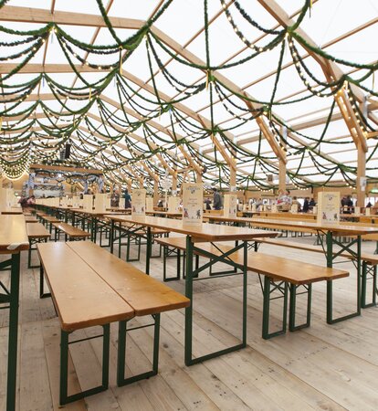 Das Festzelt Tradition von innen auf dem Oktoberfest. Man sieht die gesamten Oktoberfestgarnituren.