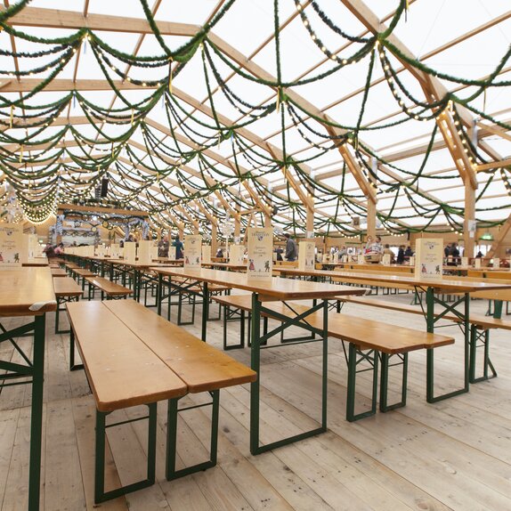 Das Festzelt Tradition von innen auf dem Oktoberfest. Man sieht die gesamten Oktoberfestgarnituren.