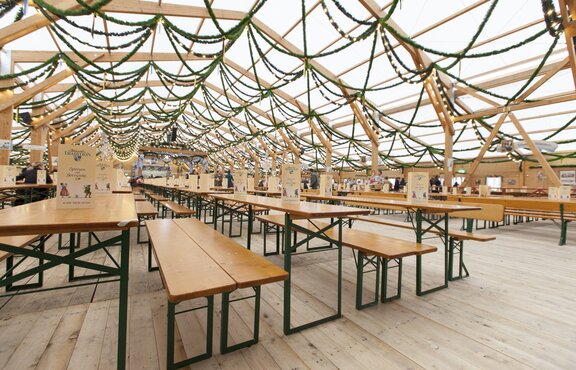 Das Festzelt Tradition von innen auf dem Oktoberfest. Man sieht die gesamten Oktoberfestgarnituren.
