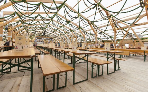 Das Festzelt Tradition von innen auf dem Oktoberfest. Man sieht die gesamten Oktoberfestgarnituren.