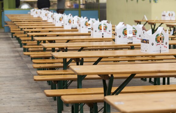 Bierzeltgarnituren aneinandergereiht in der Ochsenbraterei auf dem Oktoberfest in München.