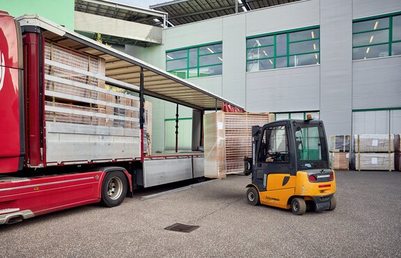 I set da birreria nei container per il trasporto vengono caricati col muletto in un bilico.