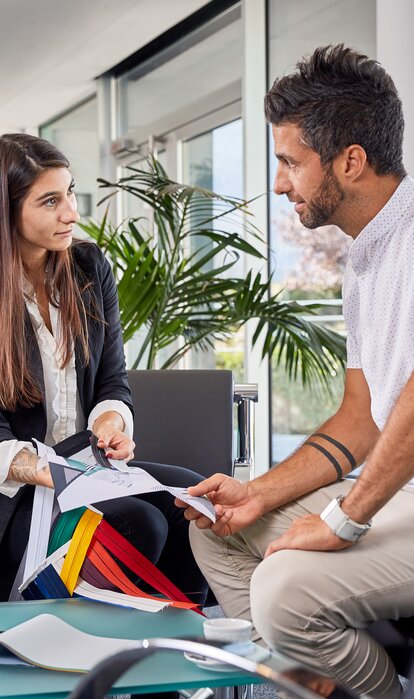 Die MASTERTENT Mitarbeiterin beratet einen Kunde in der Reception.