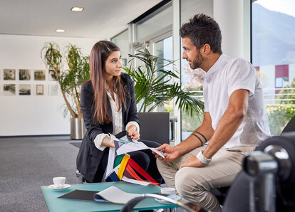 L´impiegata MASTERTENT offre consulenza ad un cliente nella reception.