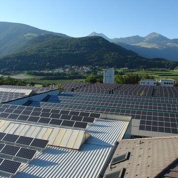 Photovoltaikanlage auf dem alten Dach des Firmengebäudes von MASTERTENT