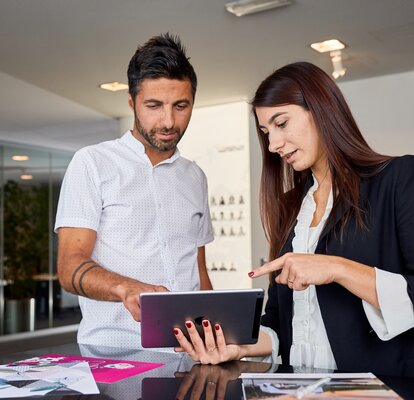Consulenza personale La signora sta spiegando al cliente tutti i dettagli durante la conversazione.