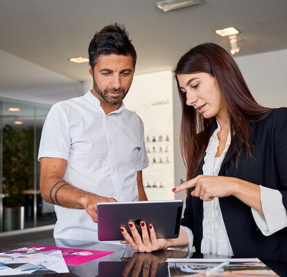 La signora sta spiegando al cliente tutti i dettagli durante la conversazione.