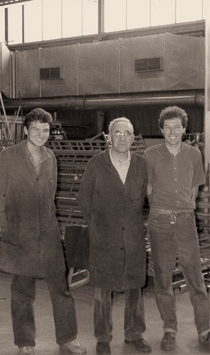 A photography of Franz Zingerle. He is standing between his sons Martin and Georg Zingerle. 