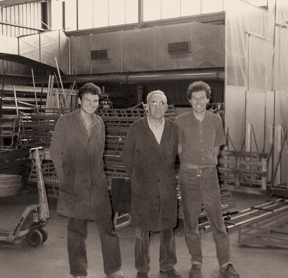 A photography of Franz Zingerle. He is standing between his sons Martin and Georg Zingerle. 