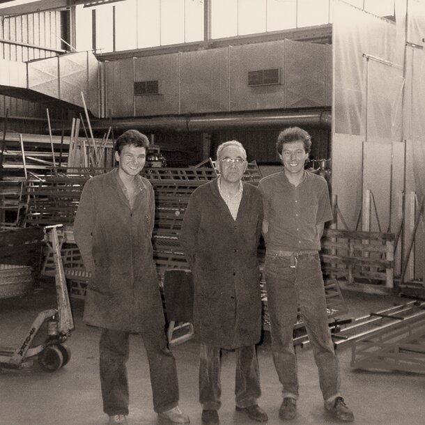 Ein Foto von Franz Zingerle. Er steht zwischen seinen Söhnen Martin und Georg Zingerle. 