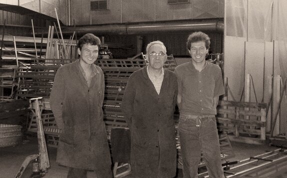 A photography of Franz Zingerle. He is standing between his sons Martin and Georg Zingerle. 