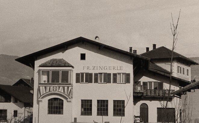 A photography of the former residential and business building of the Zingerle company, with the inscription Fr. Zingerle on the house wall.