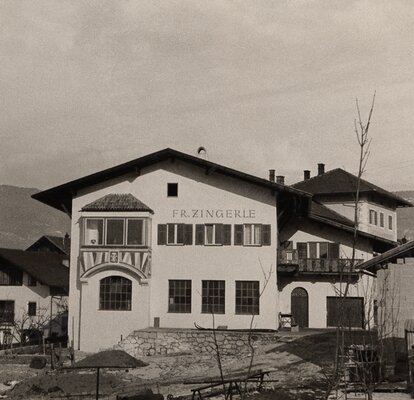 A photography of the former residential and business building of the Zingerle company, with the inscription Fr. Zingerle on the house wall.