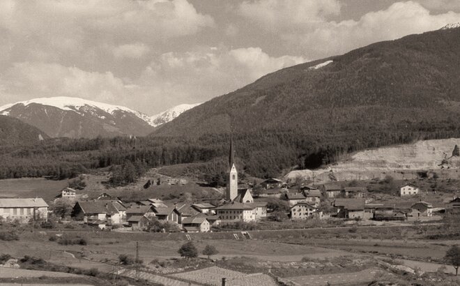 Ein altes Foto vom Dorf Schabs von 1979