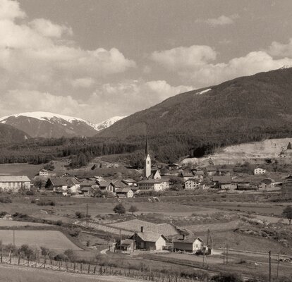 Ein altes Foto vom Dorf Schabs von 1979